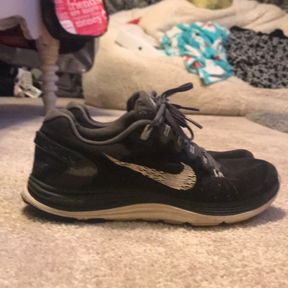 nike tennis shoes - Picture 2 of 4